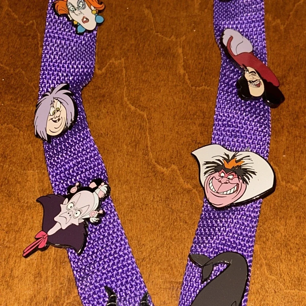 DISNEY CATALOG-VILLAINS‎ LANYARD PIN SET Of 9 PINS + LANYARD F1